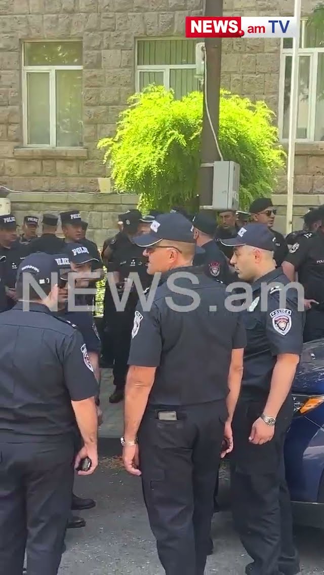 Մեծաթիվ ոստիկանական ուժեր ԿԸՀ-ի մոտ. «Բարգավաճ Հայաստան»-ի հավաքն է