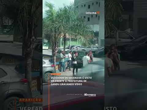 Vereador de Salvador é visto em frente à prefeitura de Gandu gravando vídeo