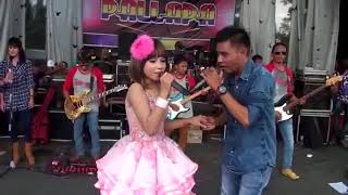 Download lagu Dinding Kaca - Tasya & Gerry Mahesa mesra banget - New Pallapa Live IREK COMMUNITY DEMAK mp3