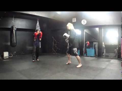 ジャブをパリーしてリターンジャブ　サウスポーvsオーソドックス　夜の新宿ダイエットキックボクシングジム