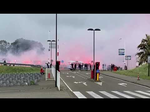 Onthaal spelersbus AZ bij Victorie Stadion voor de CL kwalificatie wedstrijd tegen Victoria Plzn !!!
