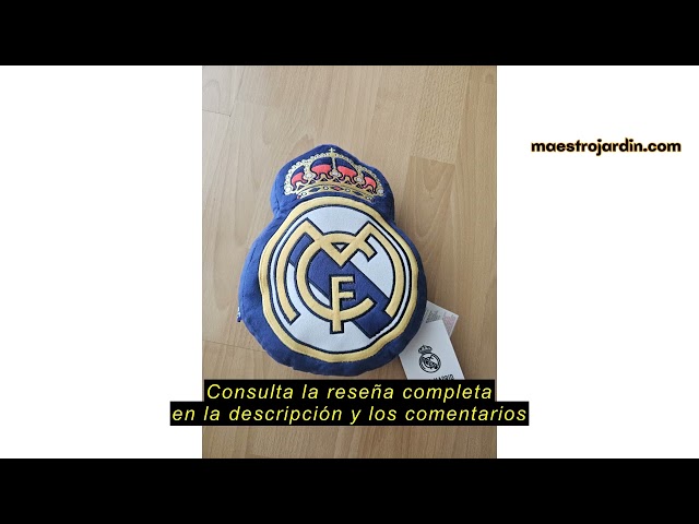 Vídeo relacionado con Cojín Real Madrid 40x40 cm Doble Cara | Almohada Decorativa Oficial del Real Madrid CF con Escudo y Diseño de Balón | Cojín Azul y Blanco 100% Poliéster | Regalo Ideal para Aficionados y Niños
