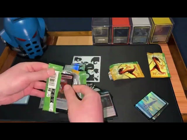 Vídeo relacionado con Caja de Sobres de Juego de Magic: The Gathering | El Hobbit (Versión en Español)