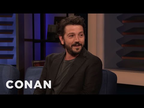 迭戈-盧納在J.Lo和夏奇拉的超級碗半場秀上 - CONAN在TBS上。 (Diego Luna On J.Lo & Shakira’s Super Bowl Halftime Show - CONAN on TBS)