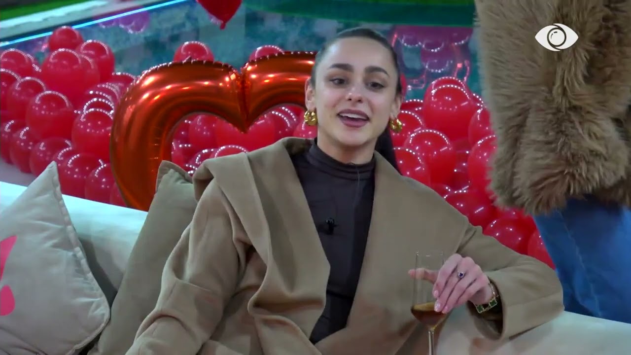 Vijon atmosfera në shtëpi/ Banorët këndojnë së bashku