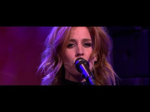 Elske DeWall brengt muzikale ode aan Prince - RTL LATE NIGHT