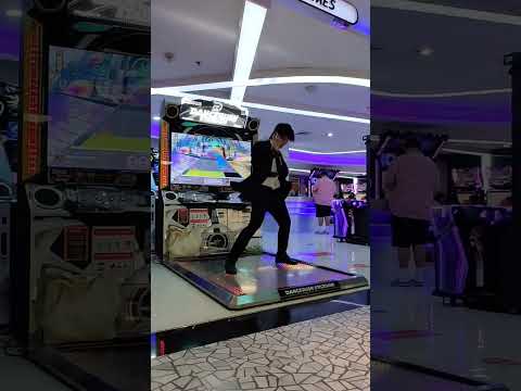 You got a call from work but you're at the arcade #dancerush_stardom #midnight #shuffledance