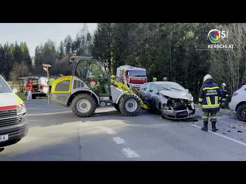 Verkehrsunfall-Aufräumarbeiten an der "Kollerschläger Kreuzung" im Bezirk Rohrbach