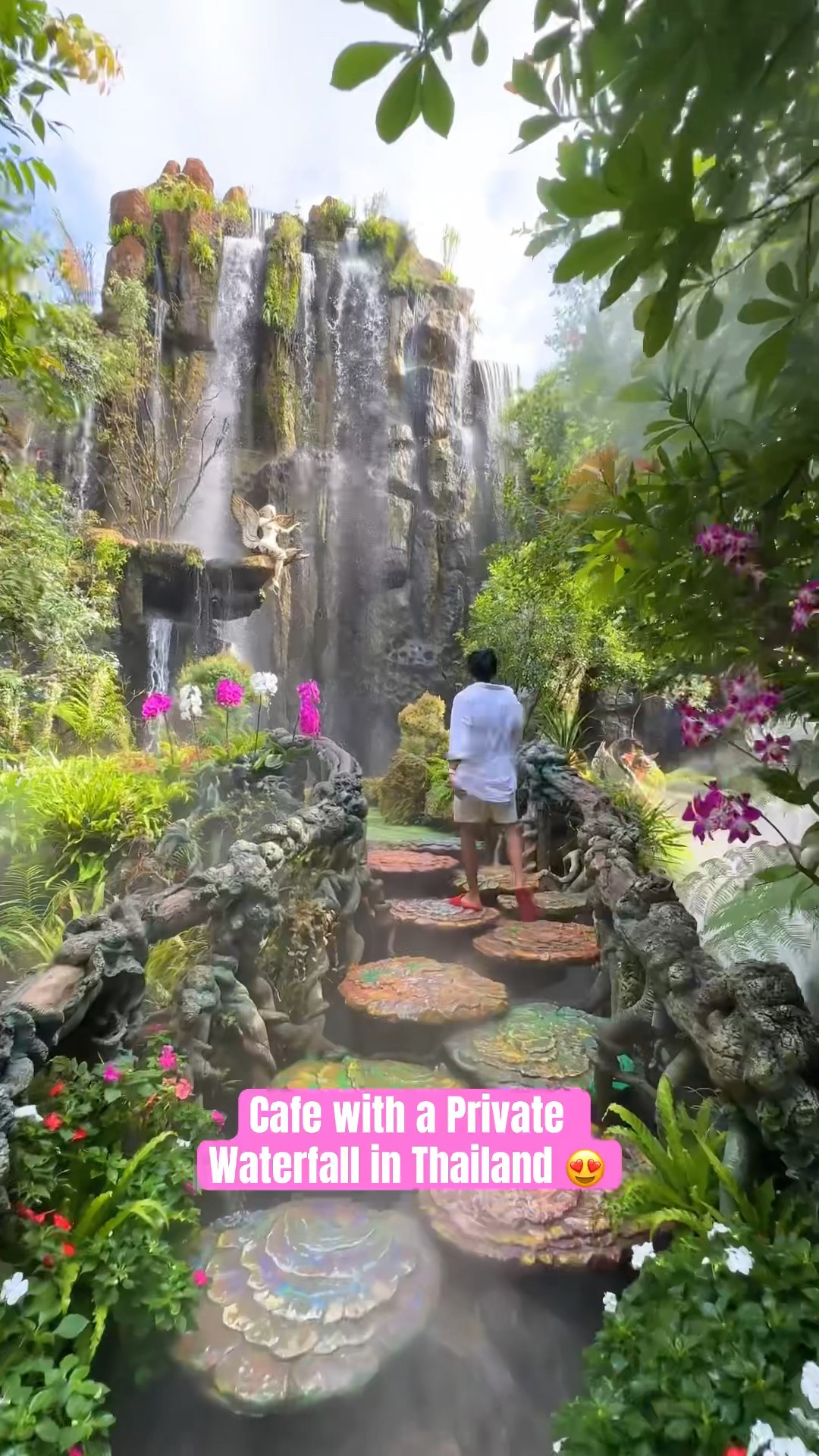 Café dengan air terjun privat? Hanya di Lalita Cafe, Chiang Rai! 🌊❤️ Siap-siap terpesona!