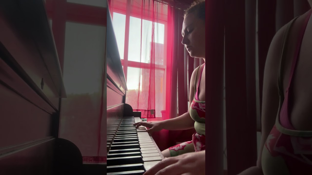 Promotional video thumbnail 2 for Izzie Green Piano and DJ Services