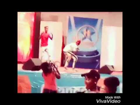 Oudé Mill sur scène avec ses gars