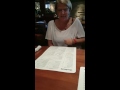 Une femme va manger au restaurant, quand elle aperçoit le visage du serveur, elle est sous le choc!