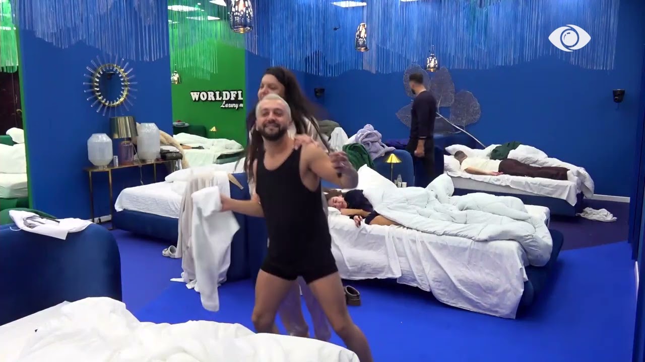 Nis mëngjesi në shtëpi/ Banorët kërcejnë së bashku