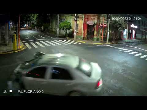 Vídeo registra colisão no Centro de Taquara