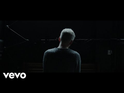 Ólafur Arnalds - finding some kind of peace (behind the scene)