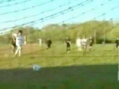 Strzelając karnego trafił w słupek... Głową!