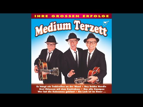 Es hängt ein Trabireifen an der Wand