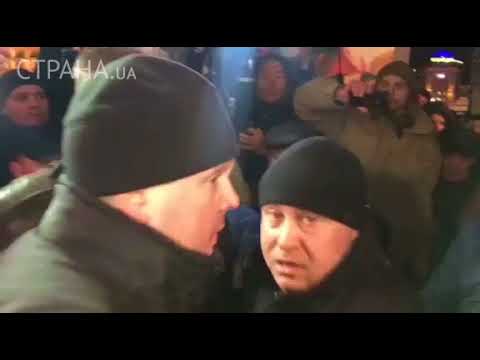 На майдане собираются люди, несут палатки