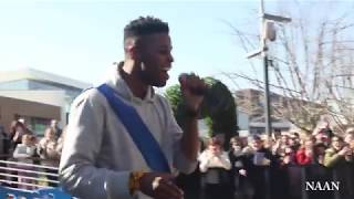 Famous canta "September" en la firma de discos de Zaragoza