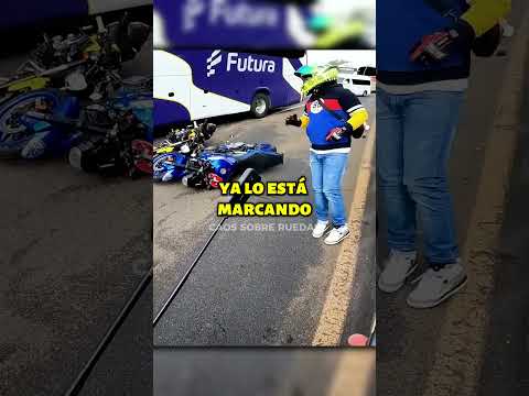 Motociclista Queda Envuelto en un Caótico Accidente 😱 (@betilloelpillo99)
