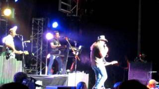 Trace Adkins doing Honky Tonk Badonkadonk at the Comcast Center Mansfield, MA on 7/26/09