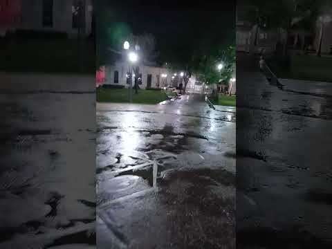 Así se ve la plaza de Villaguay con lluvia de noche 🌧️❤️ #villaguay #entrerios