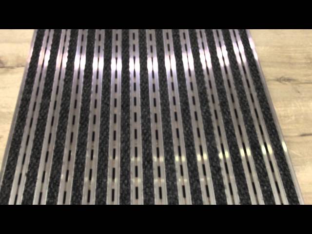 Vídeo relacionado con Felpudo de metal para exteriores con malla de alambre, impermeable, grande, para todo tipo de clima, para limpiar barro y escombros, 40 x 70 cm