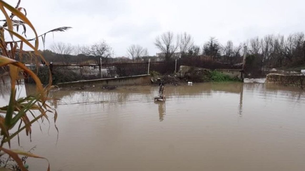 Allagamenti in via Tiburtina a Roma, strade sommerse e una famiglia evacuata