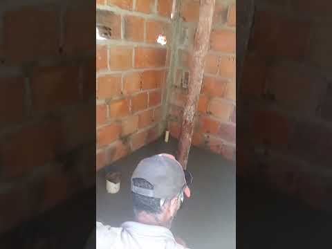 Tonho Predeiro fazendo o banheiro em Cícero Dantas BA