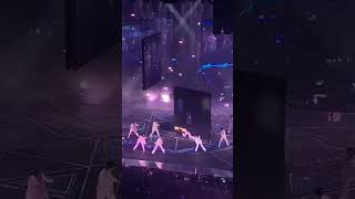 【悲劇】 アイドルのライブで巨大スクリーンが落ちてダンサーに直撃… #shorts