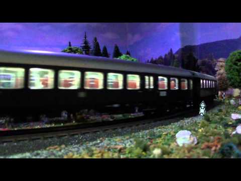 Märklin 37803 Diesellok V200 018 mit beleuchteten Nahverkehrswaggons Epoche III