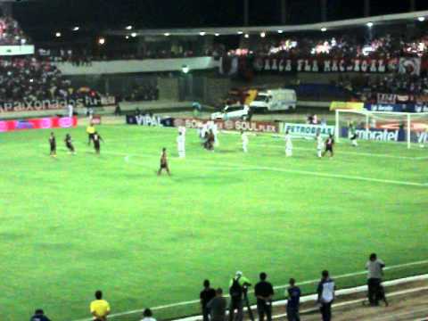 Ronaldinho Gaúcho cobra falta rente ao travessão