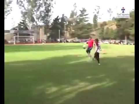 Tremenda patada en un partido de fútbol