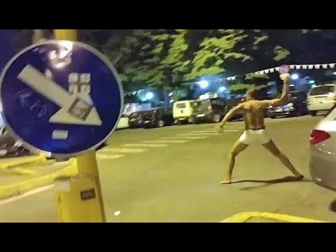 Lancia sassi contro ristorante, in mutande, follia a Firenze VIDEO