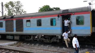 preview picture of video '12429/Bangalore City - Hazrat Nizamuddin Rajdhani Express arriving at Secunderabad Station'