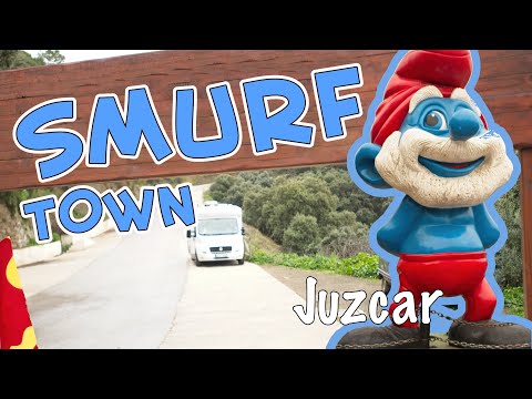 Smurfarna har en egen by långt uppe i Bergen i Andalucien - Följ med till denna unika plats