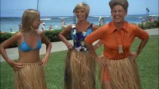 The Brady Bunch - Hawaii - Marcia and Jan learn to