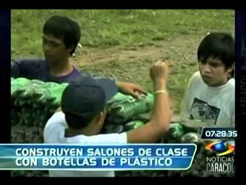 Construyen paredes con botellas de plástico