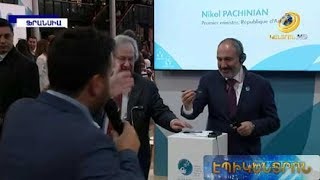 Փաշինյանը ժպիտով ընդունեց ադրբեջանցի բլոգերի նվիրած գրիչը և կոշտ պատասխաններ տվեց նրան