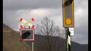 preview picture of video 'Bahnübergang Moselstraße, Kövenig/Mosel ++ interessante Bauform Blinklicht/Andreaskreuz'