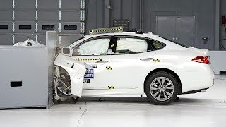 2014 Infiniti Q70 small overlap IIHS crash test