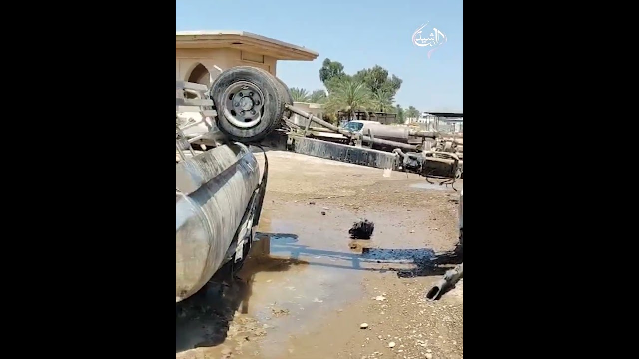 فيديو | بسبب رداءة الشارع.. انقلاب شاحنة صغيرة بمقبرة محمد سكران في ديالى