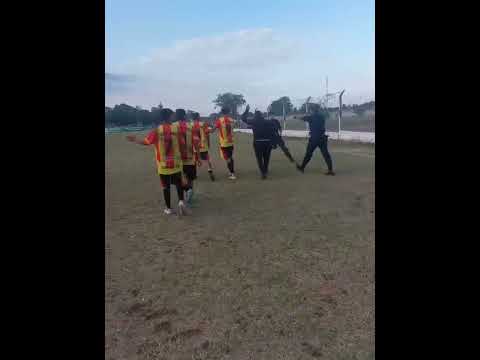 SALTA - COLONIA SANTA ROSA - POLICIA SE DEFIENDE DE LOS JUGADORWS DE ROBY MANERO