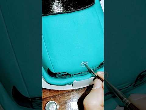 Toyota logo drawing on fondant cake