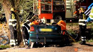 preview picture of video 'Ongeval beknelling Moerdijkseweg in Terheijden, Auto over de kop (2013-04-23)'