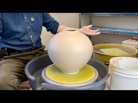792. Testing/Throwing a 8 Lb Moon Jar on the BTH Wheel with Hsin-Chuen Lin 林新春 試用百陶會拉坯機