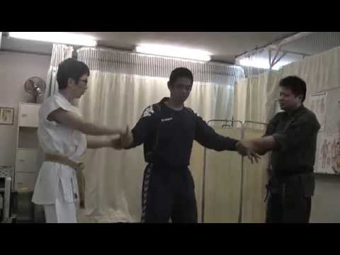 両手を掴まれた状態からの崩し　　拳布会