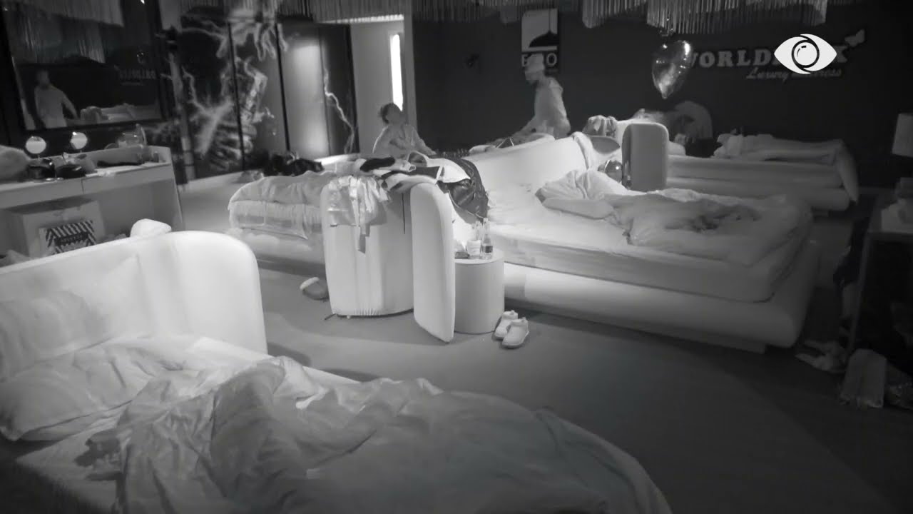 Ora 2 e natës moj…/ Rozana dhe Gjesti këndojnë së bashku teksa banorët flenë gjumë