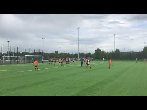 Corner tijdens wedstrijd VV De Meern JO14-3 - Victoria JO14-2