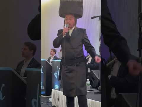 Cantor Yaakov Y. Stark sings Kvodo at his son's wedding חזן יעקב יוסף שטארק כבודו מלא עולם